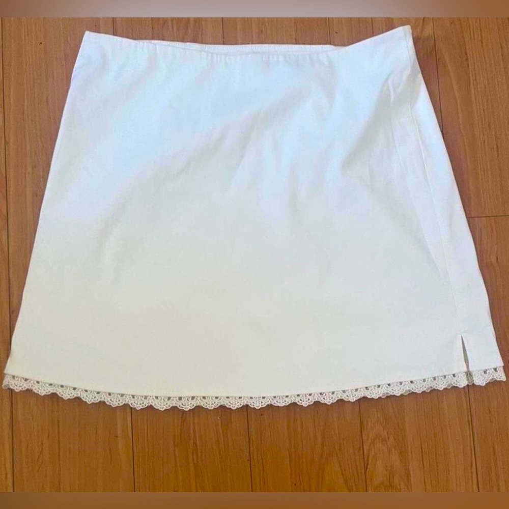Small/Medium white mini skirt with lace trim!